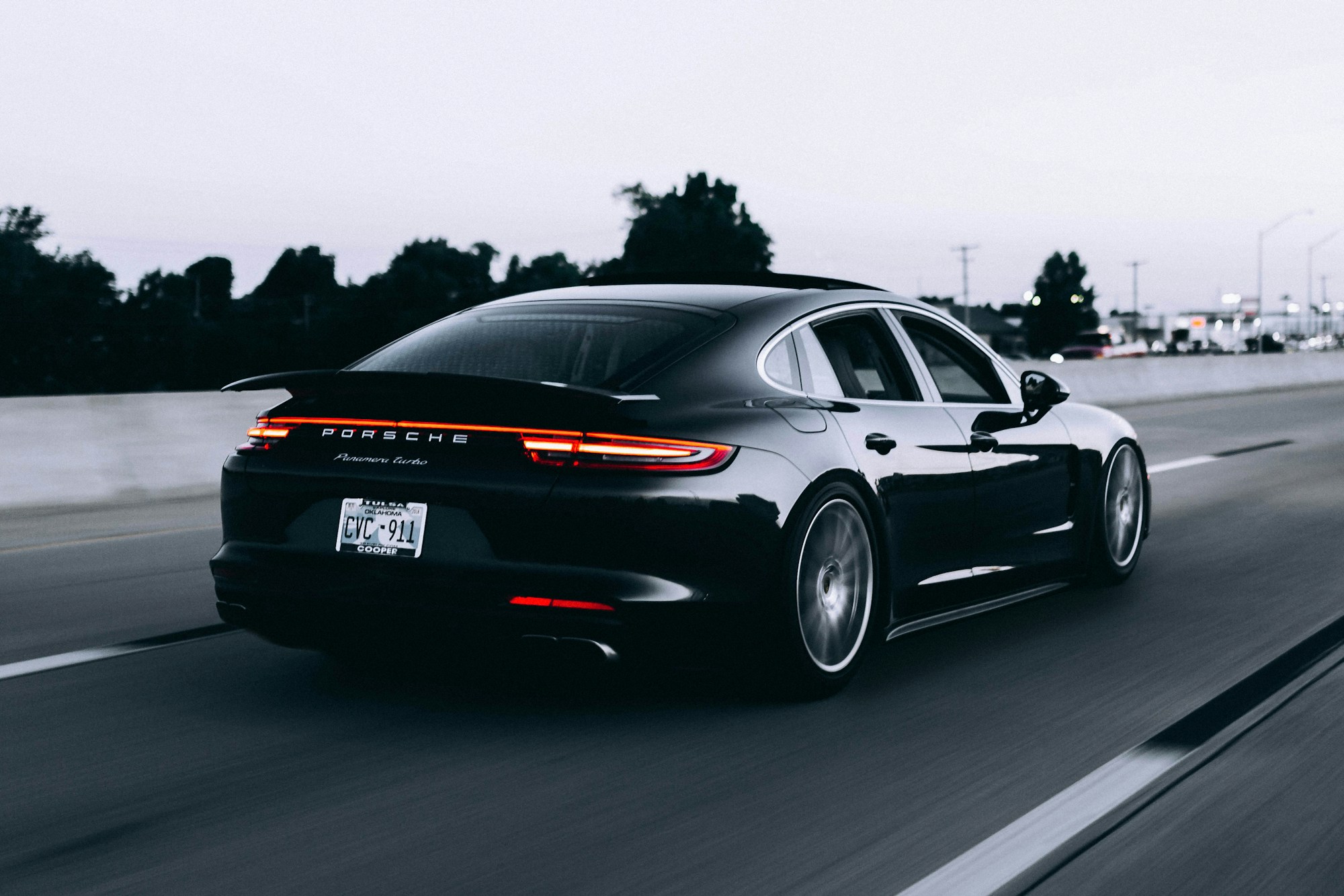 Dunkler Porsche-Sportwagen auf einer Straße